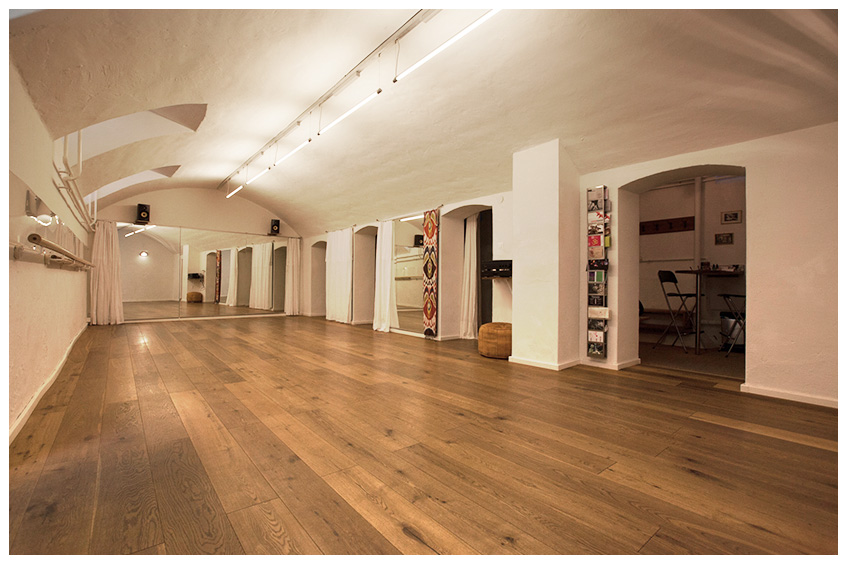 Studio Corpo Basel – Tanzraum mit Holzboden und Spiegeln